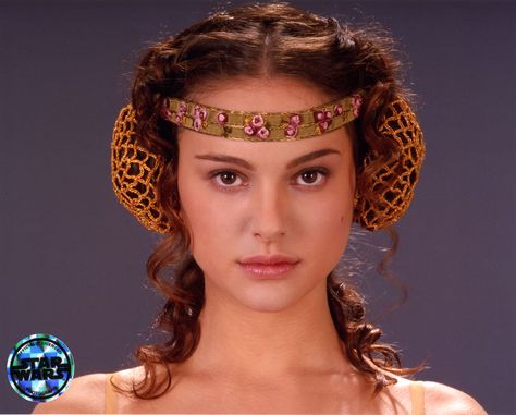 Padme Naboo Mountain Meadow dress from Star Wars Episode II: Attack of the Clones Natalie Portman Star Wars, Star Wars Hair, Disfraz Star Wars, Star Wars Padme Amidala, Amidala Star Wars, Star Wars Padme, Star Wars Fashion, Padme Amidala, Attack Of The Clones