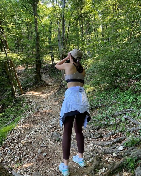 Hiking Fits, Fotos Ideas, Travel Pictures Poses, Pictures Poses, Creative Instagram Photo Ideas, Instagram Photo Inspiration, Hiking Outfit, Outfits Casual, Mountaineering