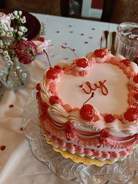 Heart Cake With Sprinkles, Heart Cake Aesthetic Galentines, Heart Shaped Cakes Vintage, Vintage Valentine’s Day Heart Cake, Vintage Cake Valentines Day, Valentines Lambeth Cake, Heart Design Cake, Cute Heart Shaped Cakes, Heart Shaped Cake Designs