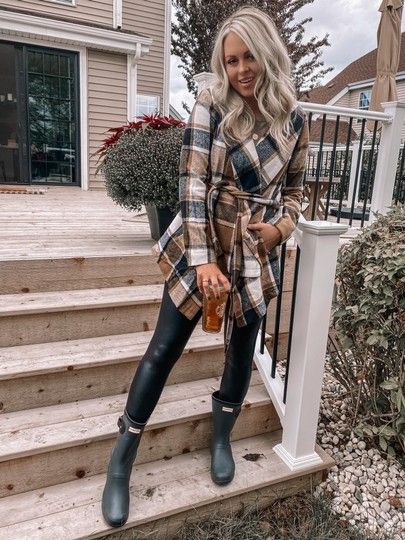 casual style, casual style ideas, casual outfits, casual outfit ideas, fall style, fall style ideas, fall outfits, fall outfit ideas #fallstyle How To Wear Hunter Boots Outfits, Hunter Boots Fall Outfit, Fall Outfits Hunter Boots, Hunter Rainboots Outfit Fall, Hunter Boots Christmas Outfit, Hunter Boots Outfit Fall, Hunter Boot Outfits, Coats Outfit, Botas Outfit