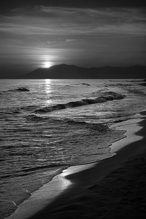 White Aesthetic Photography, Dark Landscape, Black And White Photo Wall, Black And White Beach, Black And White Picture Wall, Black And White Landscape, Black And White Photograph, Black And White Wallpaper, Black And White Aesthetic