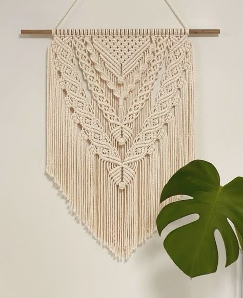 Layered Macrame Wall Hanging, Motif Mandala Crochet, Macrame Wall Hanging Ideas, Macrame Feather Wall Hanging, Simpul Makrame, Art Macramé, Pola Macrame, Hantverk Diy, Macrame Wall Hanging Tutorial