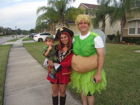 Pictures: Fun family Halloween costume ideas(Mother, son, and father): Captain hook, Peter Pan, and Tinker bell. Tinker Bell And Captain Hook Costume, Peter Pan Disfraz, Father Son Halloween Costumes, Black Swan Kostüm, Hook Peter Pan, Hook Costume, Captain Hook Peter Pan, Son And Father, Captain Hook Costume