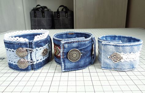 Diy Denim Bracelets, Diy Friendship Bracelets Easy, Denim Cuff Bracelet, Cuff Bracelets Diy, Fabric Cuff Bracelet, Denim Bracelet, Easy Diy Clothes, Cool Accessories, Denim Crafts Diy