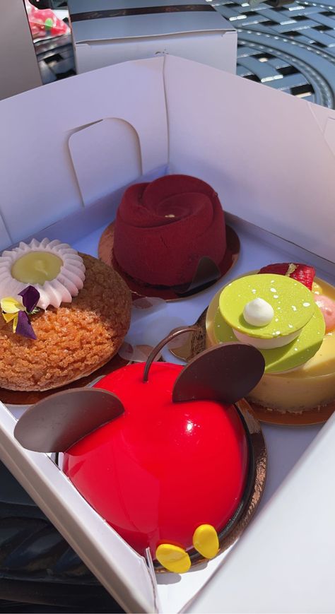 Amorettes Patisserie Disney, Disney World Desserts, Disney World Food Pictures, Amorettes Patisserie, Disneyland Paris Food, Disney World Treats, World Desserts, Disneyland Desserts, Disney World Snacks