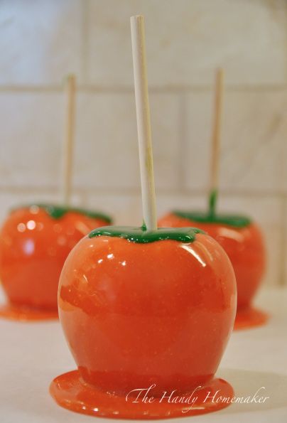 Orange Foods For Party, Flavored Caramels, Orange Foods, Colored Candy Apples, Caramel Apple Kits, Caramel Apple Recipe, Low Carb Flammkuchen, Caramel Apples Halloween, Halloween Candy Apples