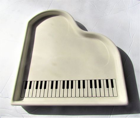 Piano plate Music Pottery Ideas, Piano Gifts, Beginner Pottery, Black And White Theme, Ceramics Pottery Art, Ceramics Ideas Pottery, 21st Gifts, Pottery Plates, Concrete Diy