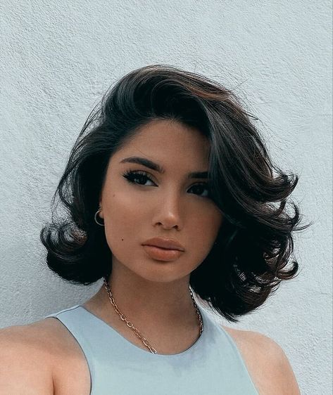 Short Shoulder Length Hair, Short Hair Makeup, Sleek Short Hair, Mexican Hairstyles, Bob Haircut Ideas, Windows To The Soul, Short Dark Hair, Medium Curly, Lashes Mascara