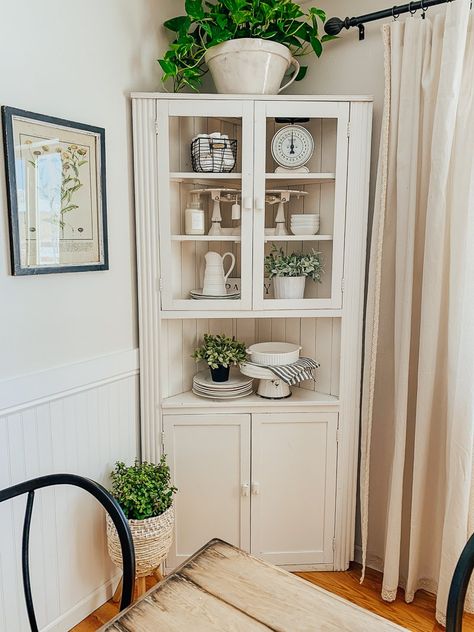 Corner Cabinet For Dining Room, Corner Cabinet Decor, Corner Hutch Dining Room, Corner Cabinet Dining Room, Dining Room Corner, Farmhouse Style Dining Room, Dining Room Simple, Corner Hutch, Style Dining Room