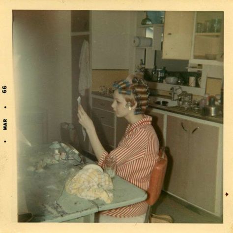 48 Color Snapshots Show How Kitchens Were Like in the 1960s ~ vintage everyday Beatrice Horseman, Vintage Family, Retro Photography, Swinging Sixties, Fur Coat Vintage, Vintage Polaroid, Vintage Everyday, Retro Photo, Vintage Fur