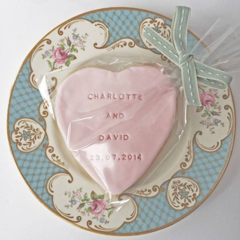 Make Your Own Edible Save The Date Card Biscuit Wedding Favours, Wedding Biscuits, Personalised Biscuits, Edible Wedding Favors, Cookie Kit, Personalized Cookies, Wedding Favors Cheap, Favors Diy, Diy Wedding Favors