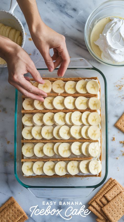 Assembling banana icebox cake with sliced bananas, graham crackers, and banana pudding in glass dish on marble countertop. Banana Pudding With Graham Crackers, Banana Bread Waffle Recipe, Lemon Roll Cake Recipe, Graham Cracker Recipes Desserts, Banana Icebox Cake, Mexican Wedding Cake Recipe, Creamy Banana Pudding, Graham Cracker Dessert, Cracker Cake