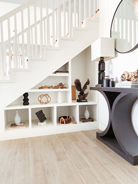 Shelf Under Stairs Staircases, Stairs Shelf Design, Understairs Shelf Ideas, Open Shelving Under Stairs, Niche Under Stairs, Under Stair Shelving, Under Stairs Shelving Ideas, Under Stairs Bookcase, Shelf Under Stairs