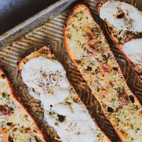 Roasted Garlic Bread, Vegan Garlic Bread, Garlic White Wine Sauce, Cinnamon Streusel Muffins, High Fodmap Foods, Vegan Breads, Vegetable Skewers, Vegan Baked, Muffin Streusel