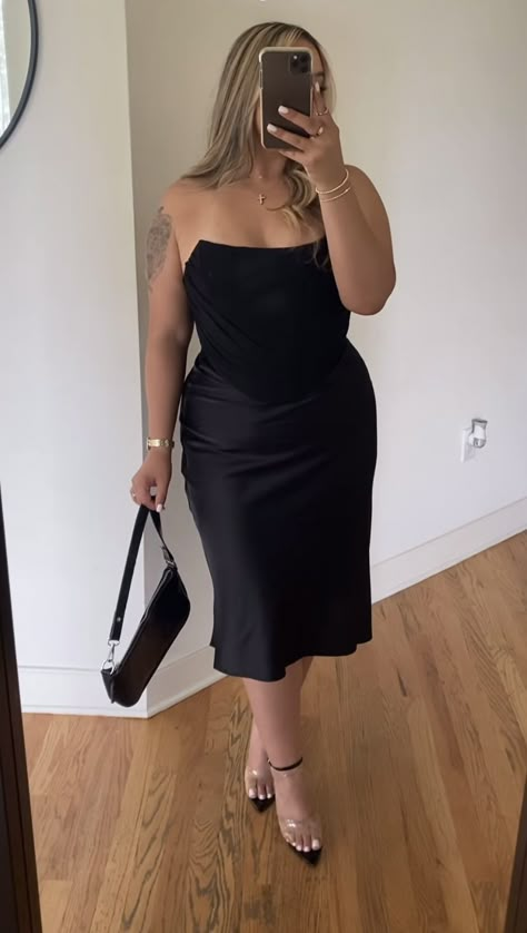 Curve Going Out Outfits, Black Dress Midsize, Black Dress Curvy, Ethan Euphoria, Dress Midsize, Plus Size Black Dress, University Outfits, Dress Curvy, Plus Size Looks