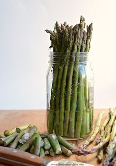 How to Store Fresh Asparagus this kept is perfect for 10 days! Cooked Asparagus, How To Store Asparagus, Marinated Asparagus, Cook Asparagus, Pickle Vodka, Asparagus Seasoning, Asparagus Fern, How To Cook Asparagus, Fresh Asparagus