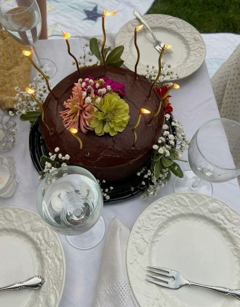 Chocolate Cake With Flowers On Top, Birthday Cake With Flowers On Top, Chocolate Flowers Cake, Edible Flowers On Cake, Chocolate Aesthetic Cake, Chocolate Cake Flowers, Chocolate Floral Cake, Pretty Cakes Easy, Chocolate Flower Cake