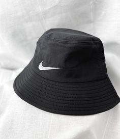 Streetwear Fashion Y2k, Nike Bucket Hat, Black Nike Logo, Nike Inspired, Bucket Hat Fashion, Custom Bucket Hats, Hat Aesthetic, Y2k Fall, Luxury Hats