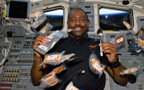 Space Food 101: What Do Astronauts Really Eat In Space? - Astronaut Foods Space Packaging, Astronaut Ice Cream, Astronaut Food, Space Pizza, Chocolate Covered Nuts, Life In Space, Space Food, Space Unit, Dried Shrimp