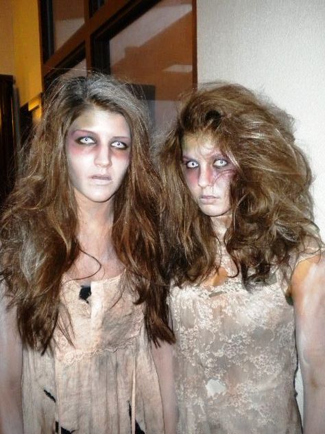 Zombie girls Zombie Thriller Costume Ideas, Actually Scary Halloween Costumes, Zombie Costume Aesthetic, Zombie Clothes Diy, Cute Zombie Costume, Scary Zombie Costume, Zombie Hairstyles, Diy Zombie Costume, Zombie Costume Ideas