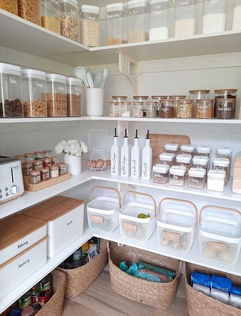 Inspiração de despensa clarinha e organizada. Gostaram? ⁠🤍 ⁠ Créditos: @organisationstation_⁠ -- #cozinha #cozinhas #cozinhadecorada… | Instagram #to #A #Culinary #Guide #HomeIdeas #InteriorDesign #Crafting #DecorTips #Masterpieces #Kitchen #HomeStyle #Design #Comprehensive Small Walk In Pantry, Pantry Designs, Pantry Rack, Pantry Inspiration, House Pantry, Pantry Organization Ideas, Small Pantry Organization, Pantry Organisation, Desain Pantry