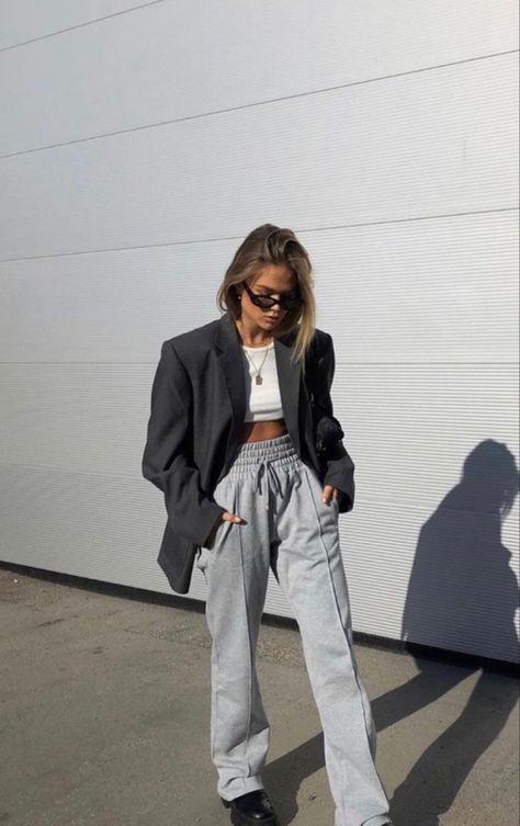 Grey Joggers Outfit, Sweatpants Women, Casual Summer Pants, Outfits Baggy, Joggers Outfit, Sporty Casual, Grey Sweatpants, Grey Joggers, Comfy Fashion