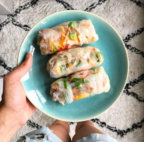 Dit zijn onze favoriete vullingen voor in springrolls - #FITGIRLCODE Summer Rolls, Wellness Recipes, Lunch Recipes Healthy, Healthy Clean Eating, Asian Cooking, Vegan Lunch, Fabulous Foods, Savory Snacks, Spring Rolls