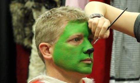 Grinch Makeup Tutorial Grinch Makeup Tutorial, Grinch Makeup, Christmas Costume Party, Grinch Costumes, Wine Bottle Crafts Christmas, Makeup 2018, Grinch Face, Christmas Play, Green Monster