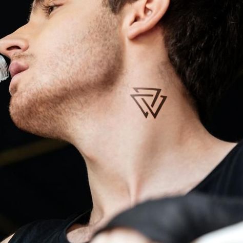 Geometric tattoos have been growing in popularity. Geometric tattoos are subtle yet unquestionably stylish, ranging from basic lines to more intricate geometric tattoo designs. Choose a pattern for your neck tattoo that follows the natural lines of your neck. This will give your tattoo a ‘wrapped’ look, allowing it to blend in with your skin. Tattoos For Men Neck, Neck Tattoos For Guys, Simple Neck Tattoos, Neck Tattoos For Men, Neck Tattoo Ideas, Best Neck Tattoos, Small Neck Tattoos, Side Neck Tattoo, Basic Tattoos