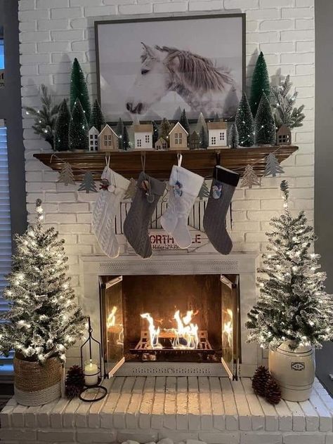 Xmas Fireplace Decorations, Fireplace Xmas Decor Ideas, Cozy Christmas Decor, Neutral Christmas Decor, Christmas Mantle Decor, Christmas Fireplace Decor, Country Christmas Decorations, Christmas Decor Inspiration, Christmas Mantel Decorations