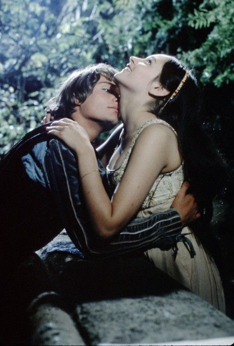 neck kiss...i just love the colors Romeo And Juliet 1968, Zeffirelli Romeo And Juliet, Juliet 1968, Romeo Montague, Leonard Whiting, Juliet Capulet, Romeo Und Julia, Olivia Hussey, Michelangelo Antonioni