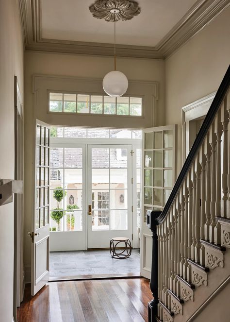 New Orleans Style Homes, Room Inspo Aesthetic, Home Architect, Upholstered Banquette, Georgian Style Homes, Beachy Room, New Orleans Homes, Garden District, Carlo Scarpa