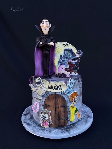 #hoteltransylvania #hoteltransylvaniabirthday #draculauracaketopper #cake #cakedecorating #cakeart #cakedecor #cakesdecor Hotel Transylvania Birthday, Cake Boy, Sculpted Cakes, Hotel Transylvania, Ideas Birthday, Cakes For Boys, Halloween Birthday, Cake Art, How To