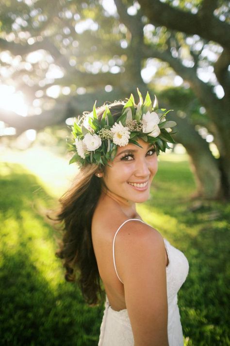 Dreamy Upcountry Maui Wedding via Pacific Weddings Lei Flowers, Hawaii Lei, Tropical Wedding Centerpieces, Wedding Lei, Sakura Wedding, Hawaiian Flower Hair, Tropical Wedding Theme, Flower Crown Bride, Anna Kim