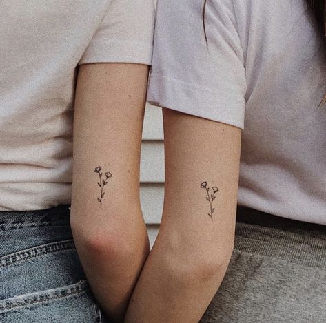 Places For Small Tattoos, Friendship Tattoo, Tattoo Friendship, Minimalist Floral Tattoo, Gratitude Tattoo, Tiny Flower Tattoos, Small Matching Tattoos, Maching Tattoos, Matching Friend Tattoos