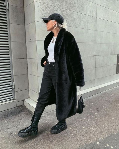 Long Black Fur Coat, Black Fur Coat Outfit, Classic Winter Outfits, Fur Coat Outfit Casual, Fur Coat Street Style, Faux Fur Coats Outfit, Winter Outfits For Men, Oversized Faux Fur Coat, Fur Coat Outfit