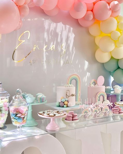 Pastel Rainbow Party with @linaeventdesign 🌈💗 #rainbowparty #pastelrainbow #firstbirthday #sweettable #cakedesign #candybar #event… | Instagram Pastel Rainbow Table Setting, Pastel 1st Birthday, Pastel Dessert Table, Pastel Birthday Theme, Pastel Birthday Party Decorations, Pastel Rainbow Party, Pastel Birthday Party, Rainbow Baby Birthday, Pastel Desserts