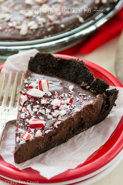 Peppermint Ganache Pie with an Oreo Crust and filled with chocolate ganache that's been flavored with peppermint! Chocolate Peppermint Pie No Bake, Oreo Peppermint Pie, Peppermint Chocolate Pie, Chocolate Peppermint Pie, Bunco Desserts, Peppermint Pie Recipe, Christmas Appies, Ganache Pie, Peppermint Ganache