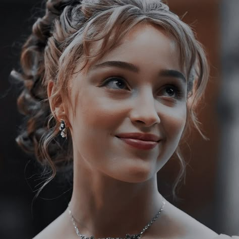 Bridgerton Phoebe Dynevor, Daphne Hairstyle, Phoebe Dynevor Makeup, Daphne Bridgerton Icon, Bridgeton Daphne, Phoebe Dynevor Hair, Daphne Bridgerton Hair, Bridgerton Women, Phoebe Dynevor Aesthetic