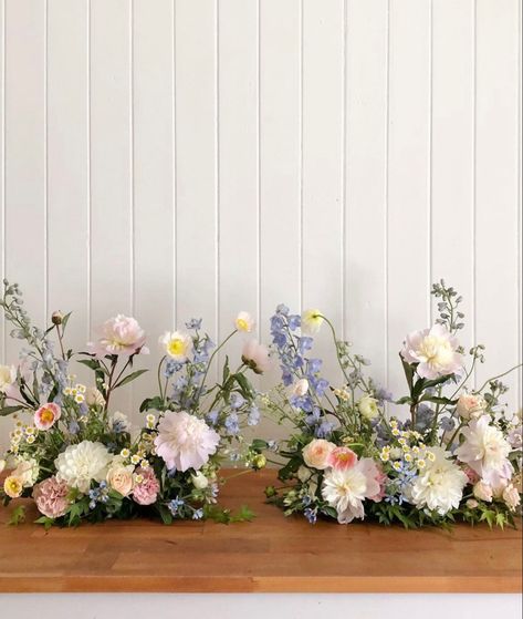 Wedding Sweetheart Table Flowers, Wildflower Centerpieces, Wildflower Wedding Theme, Summer Flower Arrangements, Modern Wedding Flowers, Bridal Shower Inspiration, Arch Decoration Wedding, Flower Vase Arrangements, Spring Wedding Flowers