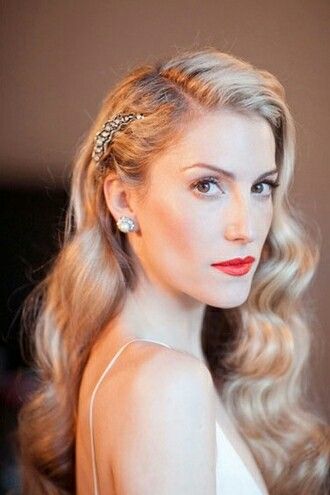 This is a classy look from the fifties 50s Hairstyles, Vintage Wedding Hair, Side Hairstyles, Natural Curls Hairstyles, Trendy Wedding Hairstyles, Wedding Hair Down, Hot Hair Styles, Wedding Hairstyles For Long Hair, Bridal Beauty