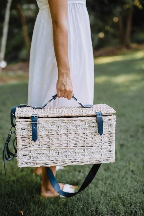 White Picnic Basket, Summer Picnic Ideas, Basket Girl, White Picnic, Outdoor Plates, Basket Picnic, Easy Summer Recipes, Picnic Day, Easy Summer Dinners