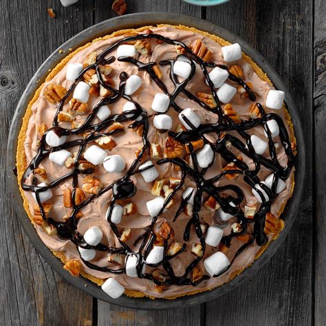 Rocky Road Freezer Pie Rocky Road Pie, 15 Minute Desserts, Freezer Pie, No Bake Summer Desserts, Keylime Pie Recipe, Ice Cream Pies, Refreshing Desserts, Potluck Recipes, No Bake Pies