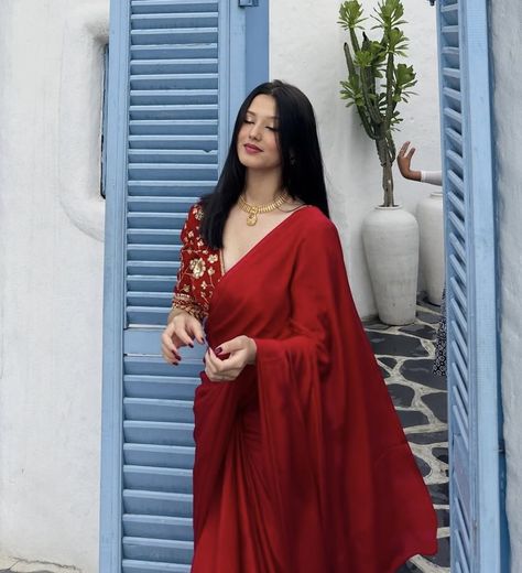 Red Blouse Black Saree, Red Saree With Gold Jewellery, Bengali Girl Saree, Red Saree With Black Blouse, Bengali Saree Traditional, Bengali Outfit, Actress In Red Saree, Bengali Blouse, Wedding Lehangas