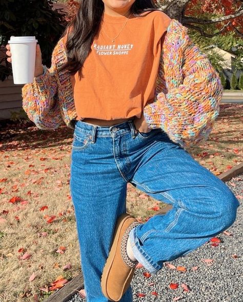 Cute Everyday Outfits Casual, Casual Outfit 2022, Fall Sneakers Outfit, Chilly Day Outfit, Birks Outfit, Everyday Outfits Fall, Crew Neck Outfit, Market Outfit, Farmers Market Outfit