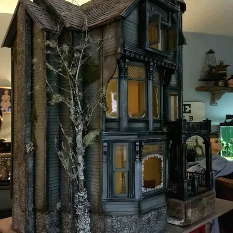 Creepy Dollhouse, Model Houses, Haunted House Diy, Doll House People, Casa Halloween, Creepy Houses, Haunted Dollhouse, Dollhouse Printables, Halloween Miniatures