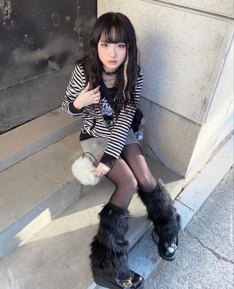 Fluffy Leg Warmers Outfit, Outfit Inspo Korean, Fluffy Leg Warmers, Warmers Outfit, Jacket Fluffy, Leg Warmers Outfit, Girls Fasion, Black Leg Warmers, Outfit Grunge