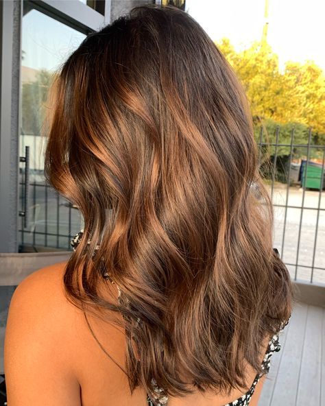 Brunette Amber Balayage, Dark Hair Amber Highlights, Sunkissed Chocolate Brown Hair, Brown Hair With Golden Tones, Bronze Caramel Brunette, Brunnete Hair Ideas Colour Caramel, Candlelight Brunette Hair, Golden Bronze Balayage, Golden Hair Balayage