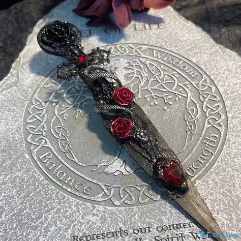 OrcaJump - Exquisitely Crafted Artisan Dagger - High-Quality Stainless Steel - Embellished with Elegant Rose Motifs Red Knife Aesthetique, Fancy Pocket Knives, Bedazzled Knife, Pretty Dagger, Pretty Knife, Dagger Aesthetic, Aesthetic Knife, Knives Aesthetic, Rose Knife