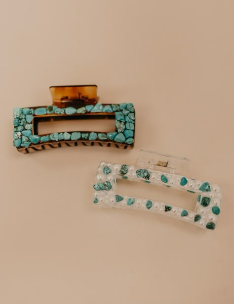 The cutest claw clip you'll ever see. Hand glued turquoise beaded claw clip. These aren't the cheap ones either, they actually hold your hair in good! Love love these. Beaded Claw Clip, Western Hair Clips, Western Claw Clips, Country Accessories, Western Fashion Jewelry, Western Hair, Western Fits, Cowgirl Accessories, Western Gifts